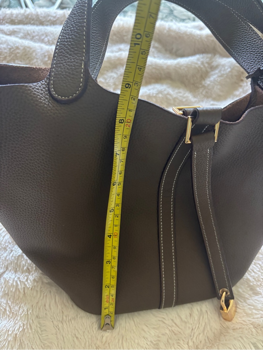 Structured luxury Taupe Pebbled Leather Tote with Gold Accent - Picture 5 of 14